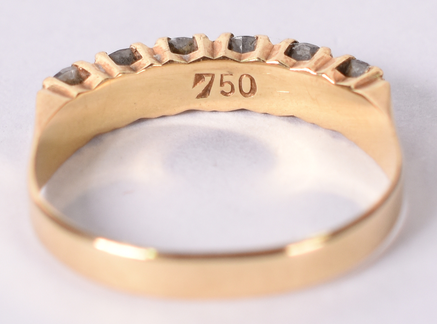 Meia aliança de ouro amarelo 750 com 6 safiras brancas, aro 14.(Por... - foto 3 de 3