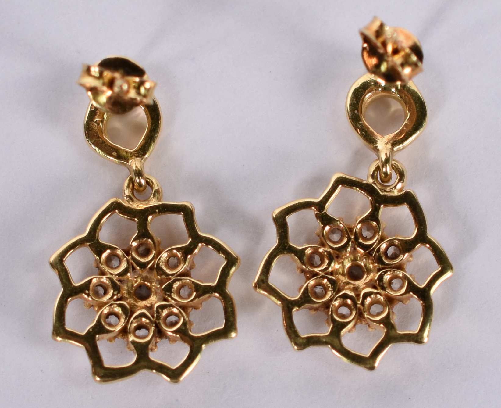 Par de brincos de ouro amarelo 750 com safiras brancas. (Por questão... - foto 2 de 2