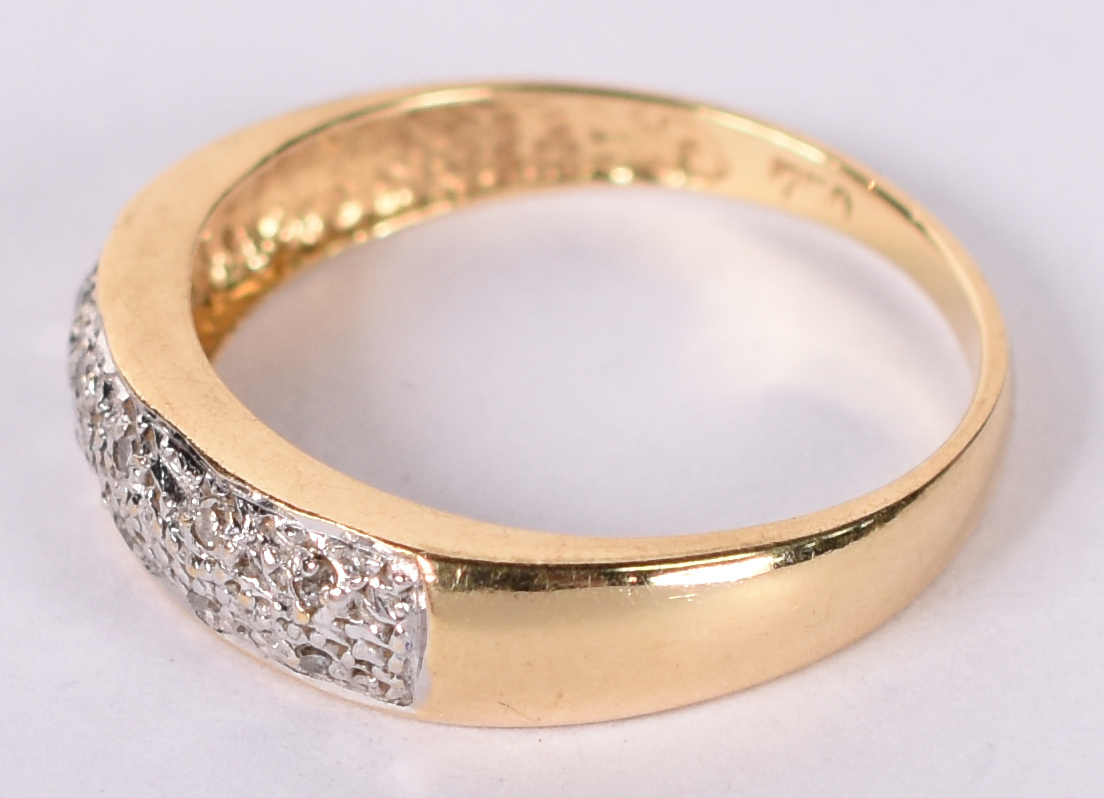 Anel de ouro amarelo 18 k com 10 safiras, aro 17. (Por questão de... - foto 2 de 3