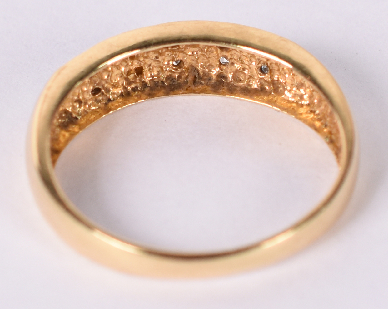 Anel de ouro amarelo 18 k com 10 safiras, aro 17. (Por questão de... - foto 3 de 3
