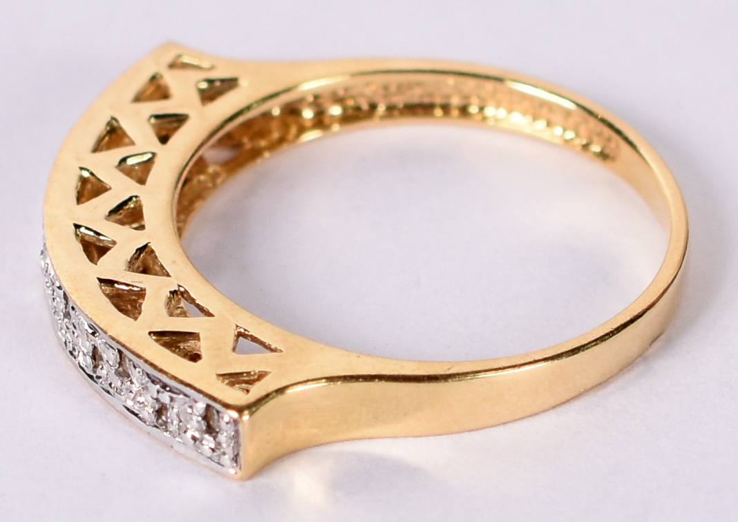Anel de ouro amarelo 18 k com brilhantes minúsculos, aro 16. (Por... - foto 2 de 4
