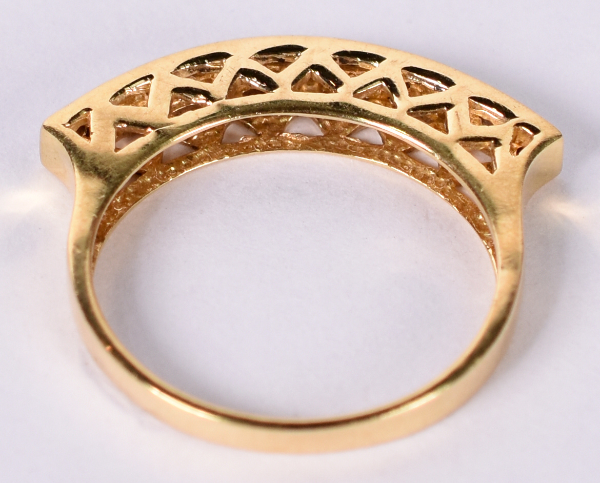 Anel de ouro amarelo 18 k com brilhantes minúsculos, aro 16. (Por... - foto 3 de 4