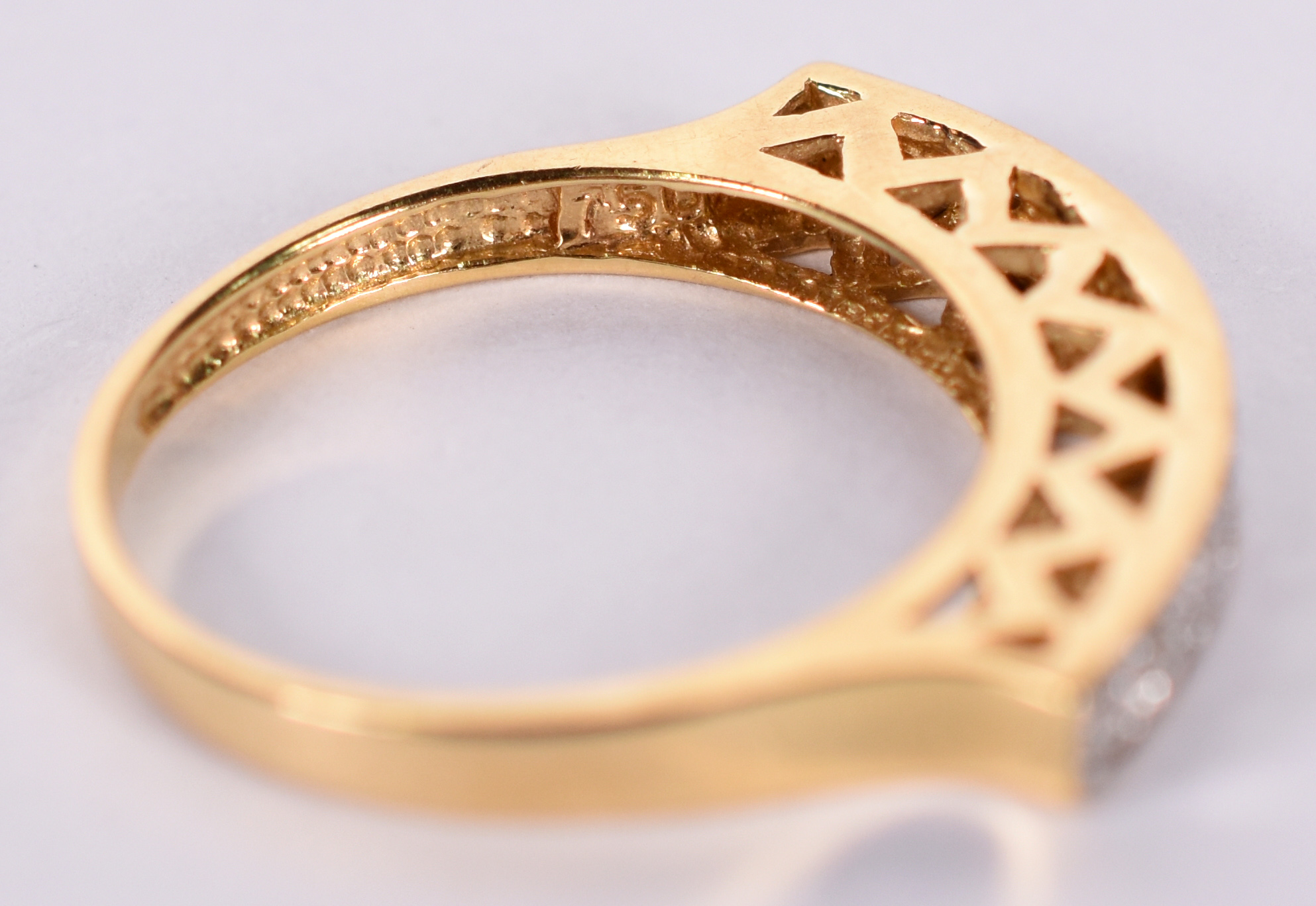 Anel de ouro amarelo 18 k com brilhantes minúsculos, aro 16. (Por... - foto 4 de 4