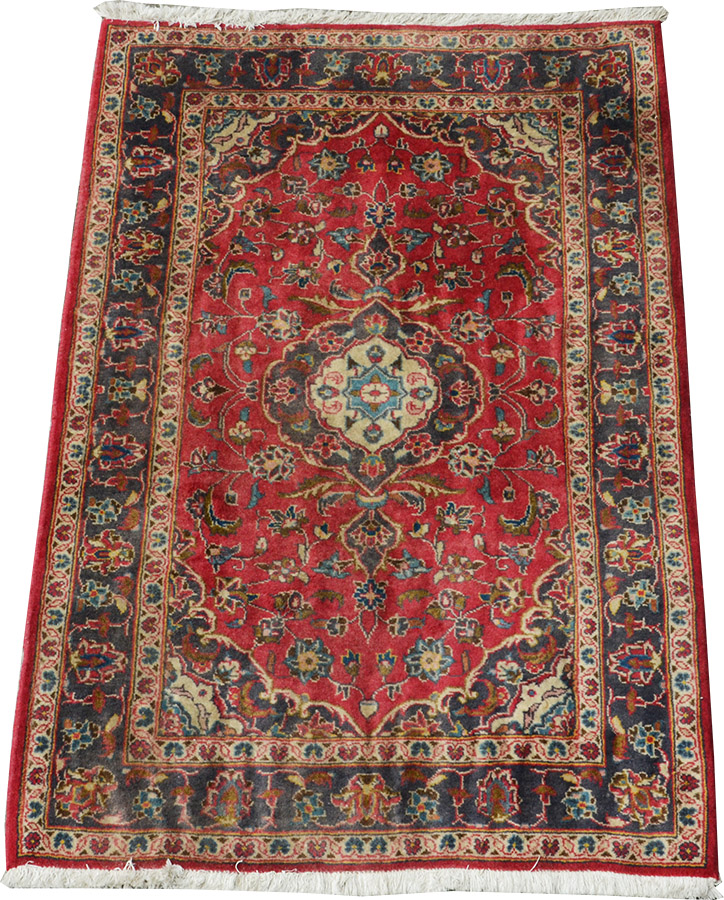 Tapete Kashan. Medidas 1,53 x 0,98 m.