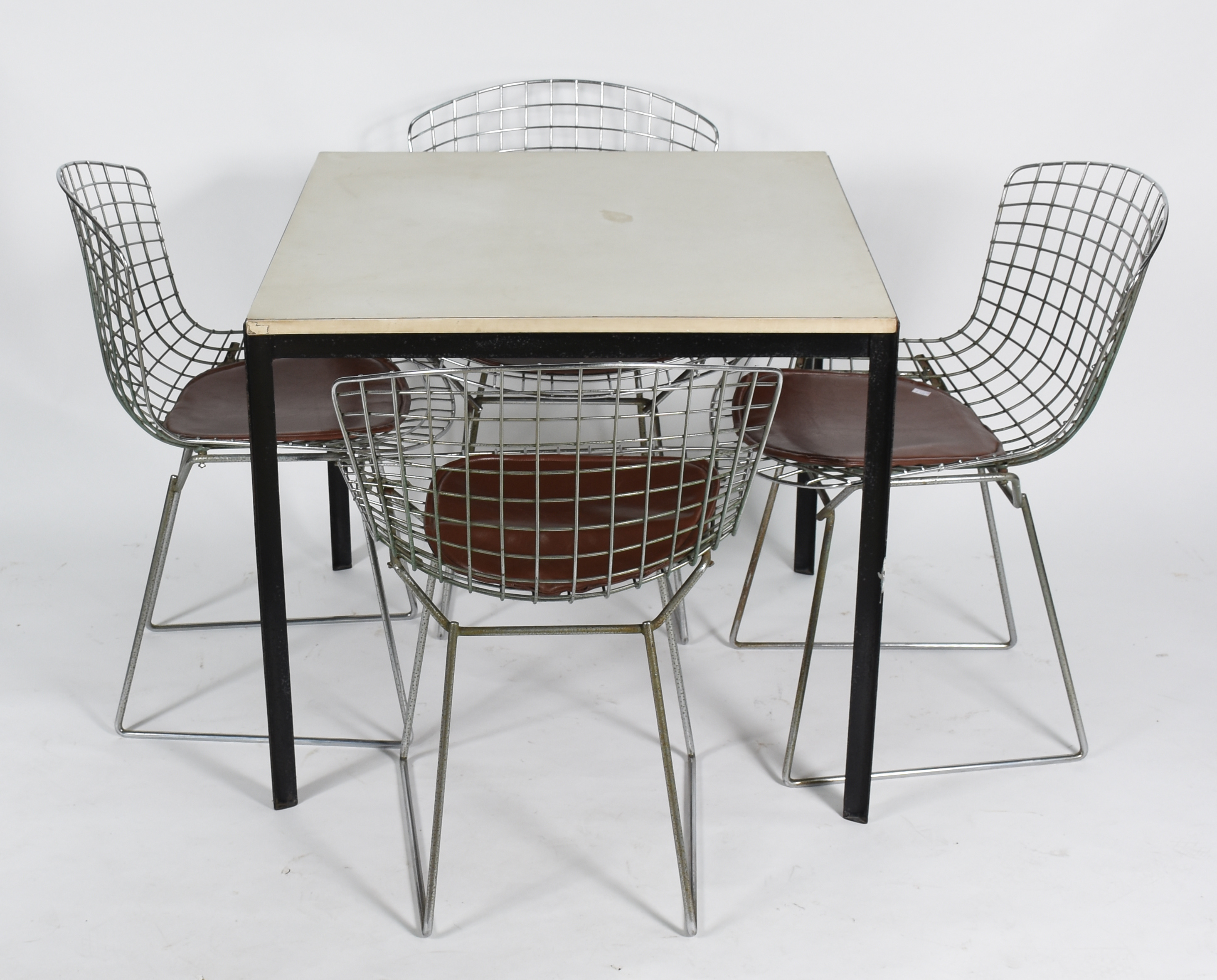 Mesa quadrada com base de metal e tampo de fórmica. Acompanham 4... - foto 2 de 9