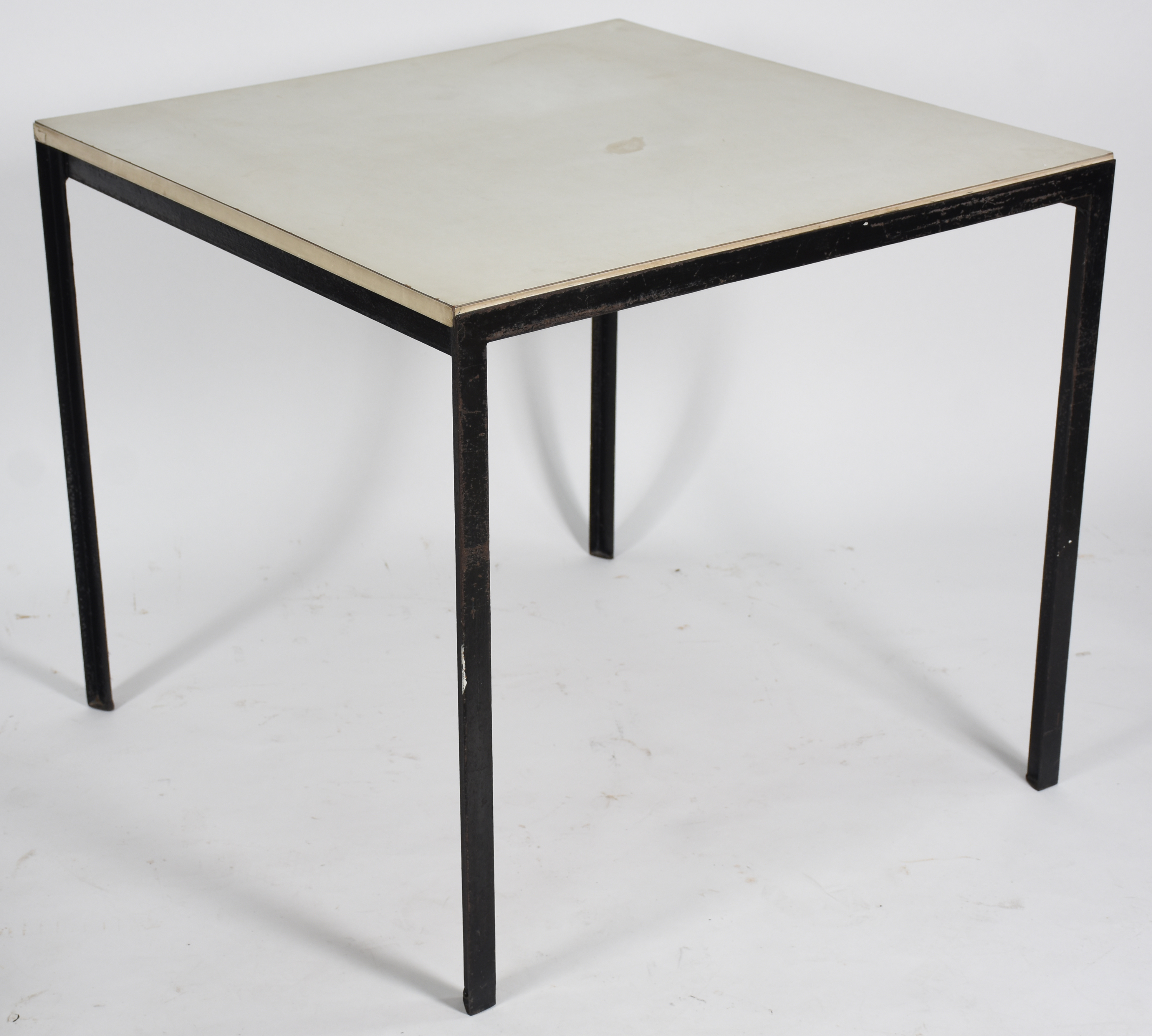Mesa quadrada com base de metal e tampo de fórmica. Acompanham 4... - foto 6 de 9