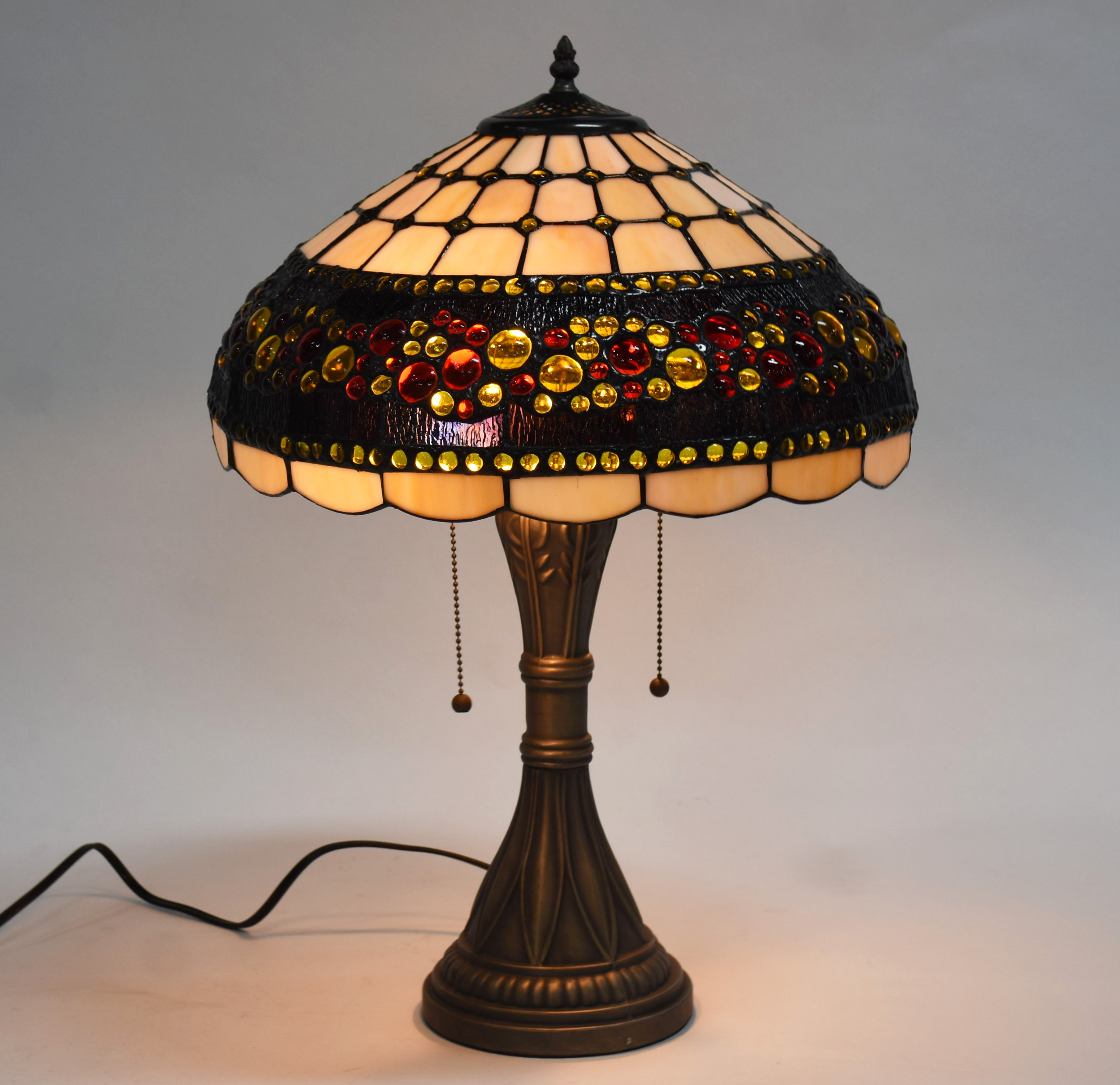 Abatjour estilo Tiffanys com base de metal e cúpula em placas de... - foto 3 de 4