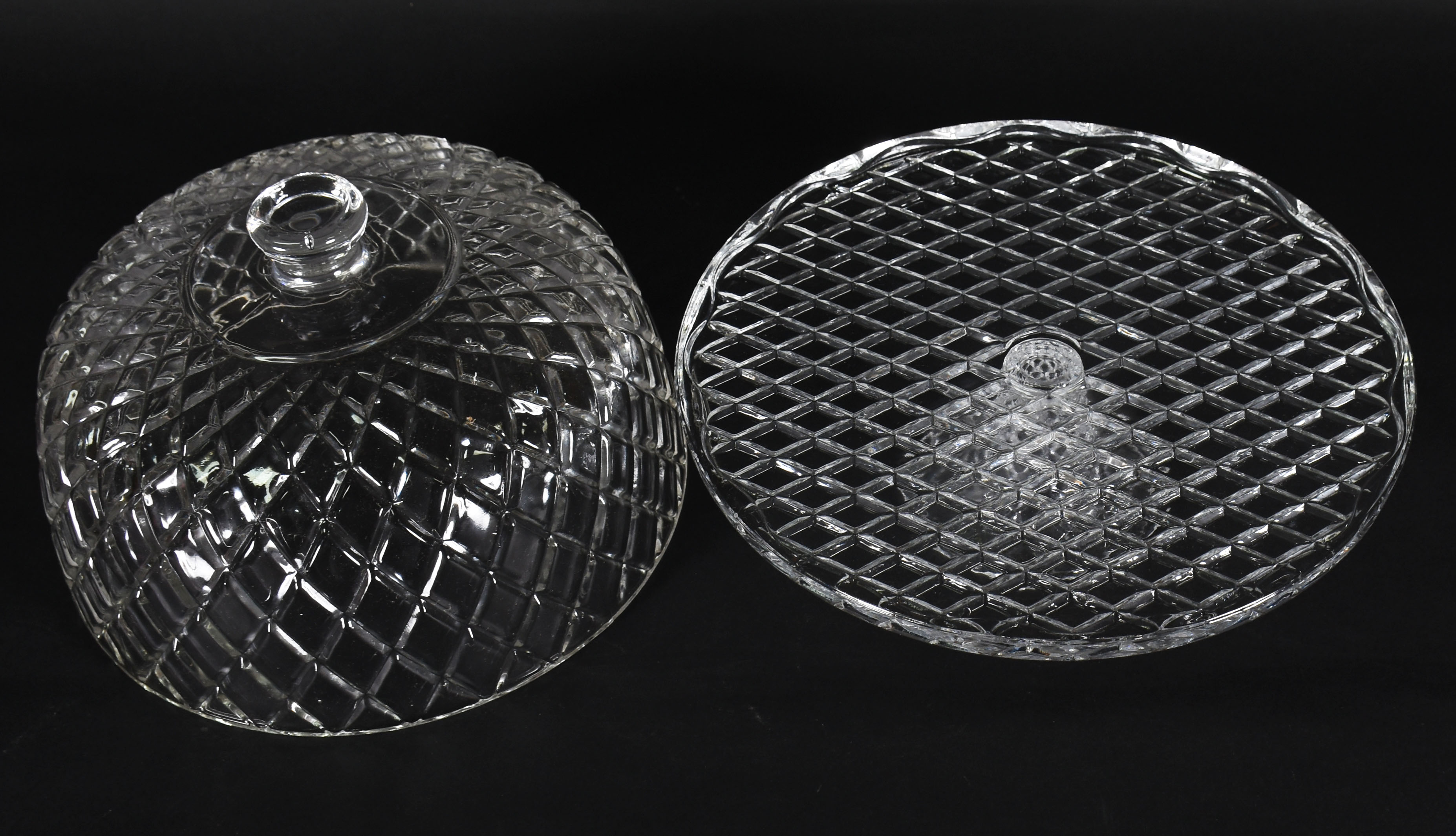 Boleira em demi cristal lapidado, composto de base com pé alto e... - foto 4 de 4