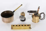 Quatro peças diversas de metal dourado - Quatro peças diversas de metal dourado