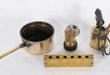 Quatro peças diversas de metal dourado - Quatro peças diversas de metal dourado