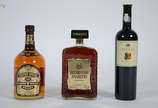 Três bebidas, sendo: whisky Chivas Regal 12 ano... - Três bebidas, sendo: whisky Chivas Regal 12 anos, licor Disaronno Arametto e vinho tinto merlot Borton e Guestier.