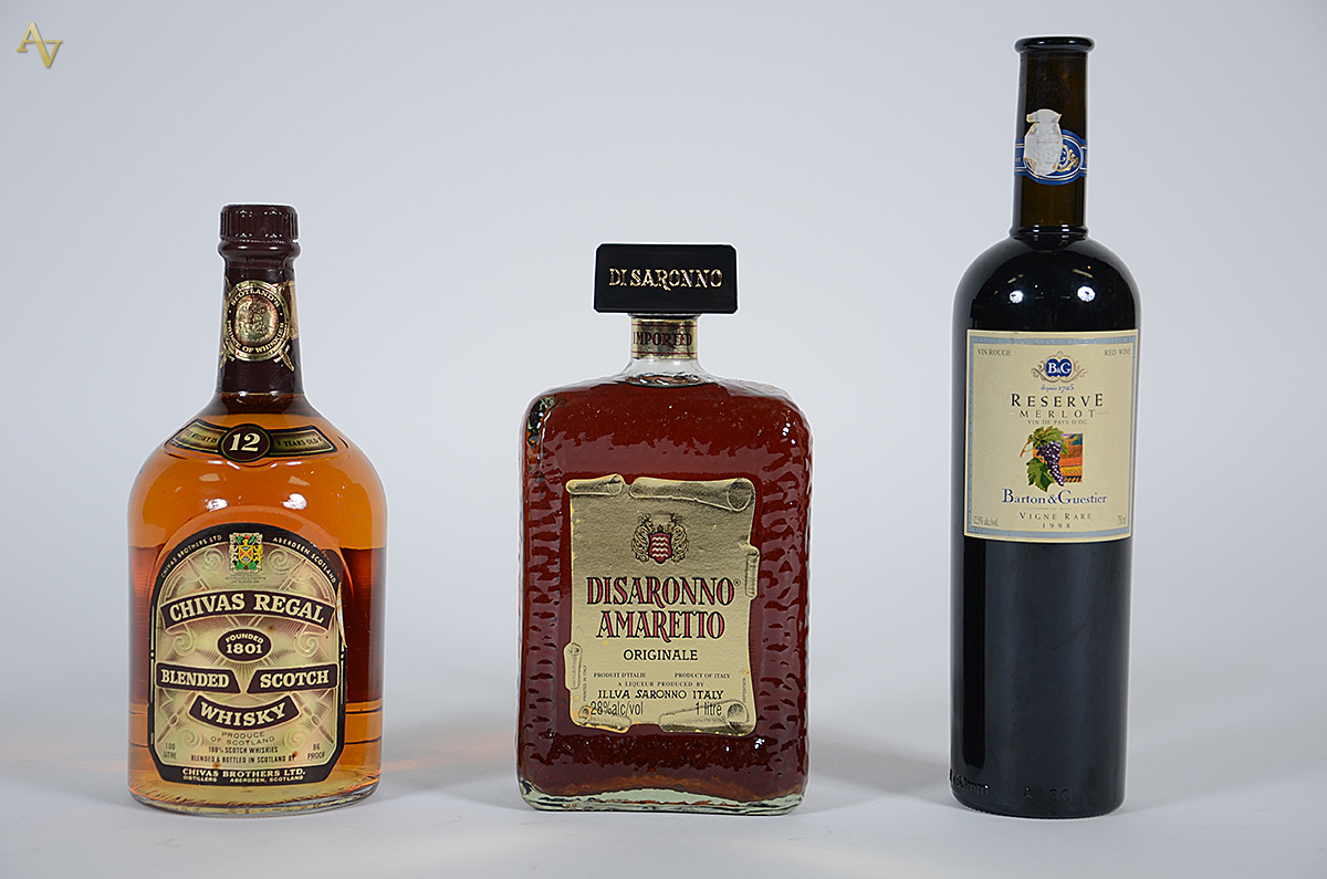 Três bebidas, sendo: whisky Chivas Regal 12 anos, licor Disaronno... - foto 1 de 2