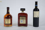 Três bebidas, sendo: whisky Chivas Regal 12 ano... - Três bebidas, sendo: whisky Chivas Regal 12 anos, licor Disaronno Arametto e vinho tinto merlot Borton e Guestier.