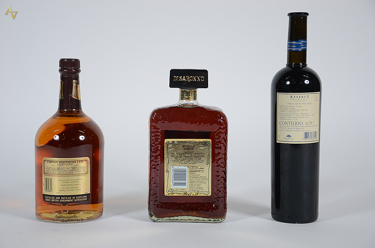 Três bebidas, sendo: whisky Chivas Regal 12 anos, licor Disaronno... - foto 2 de 2