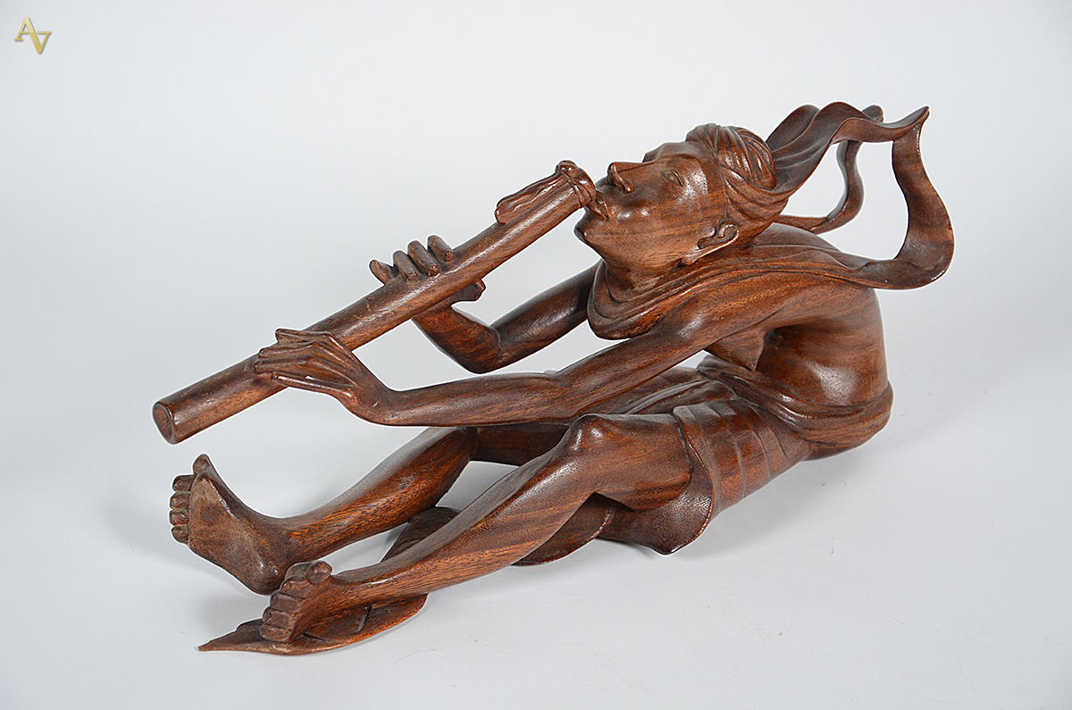 Escultura de madeira representando flautista. Altura 21 cm (com... - foto 2 de 2