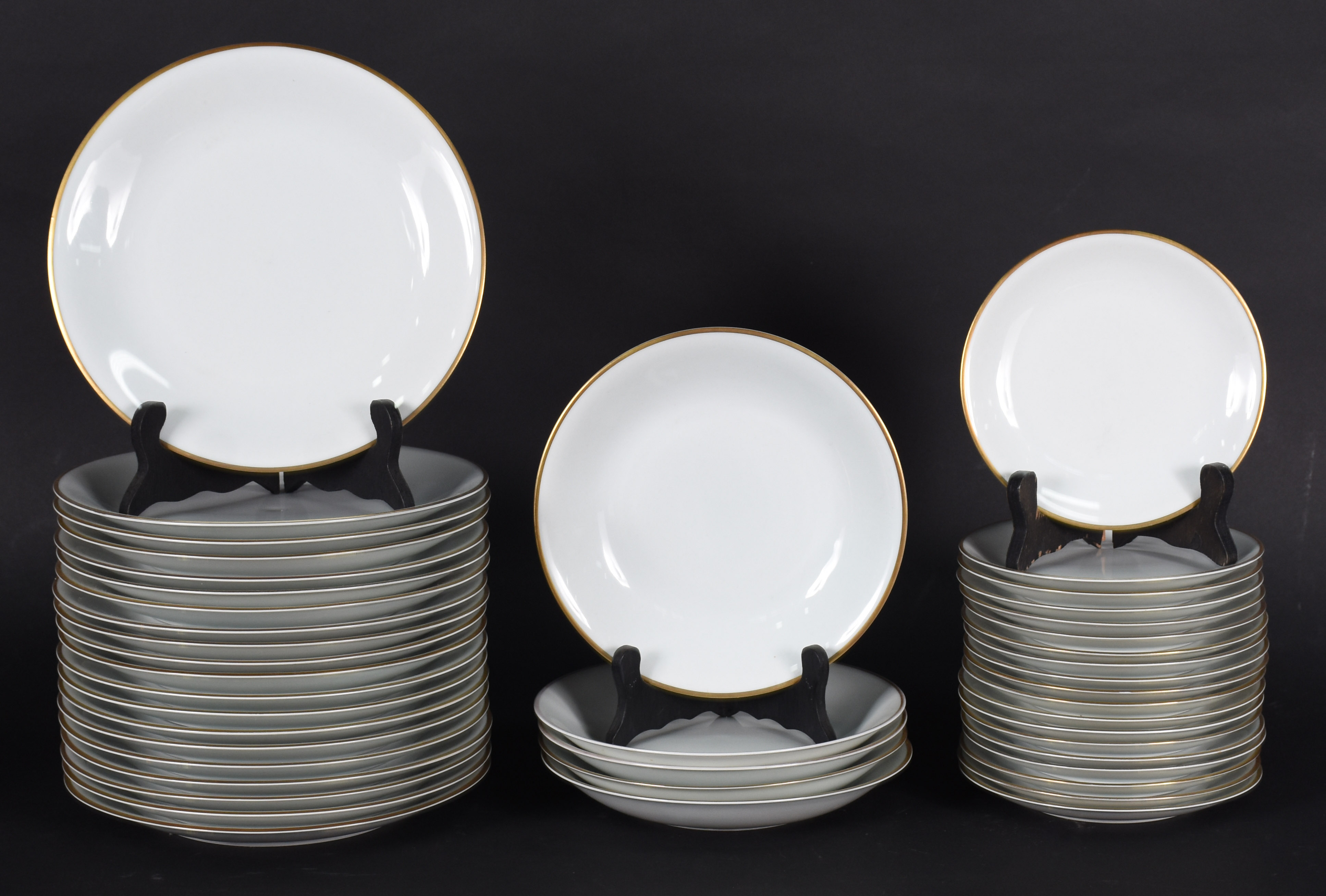 Aparelho de jantar de porcelana Renner, composto de 20 pratos rasos... - foto 1 de 4