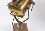 Antiga Lanterna sinalizadora de navio,  de bron... - Antiga Lanterna sinalizadora de navio,  de bronze com base de madeira, funcionando.