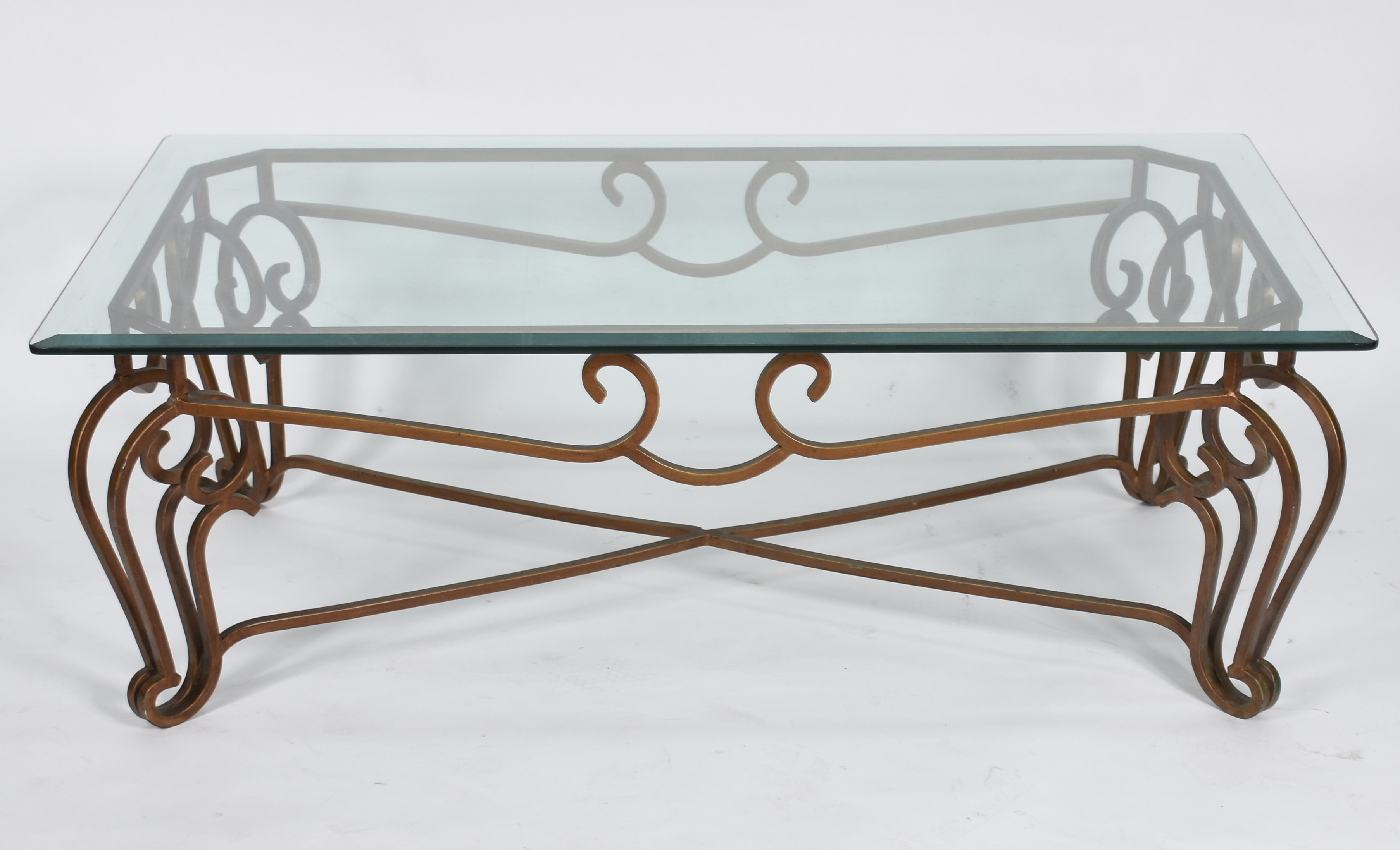 Mesa de centro com base de metal patinado e tampo de cristal bisotado... - foto 1 de 4