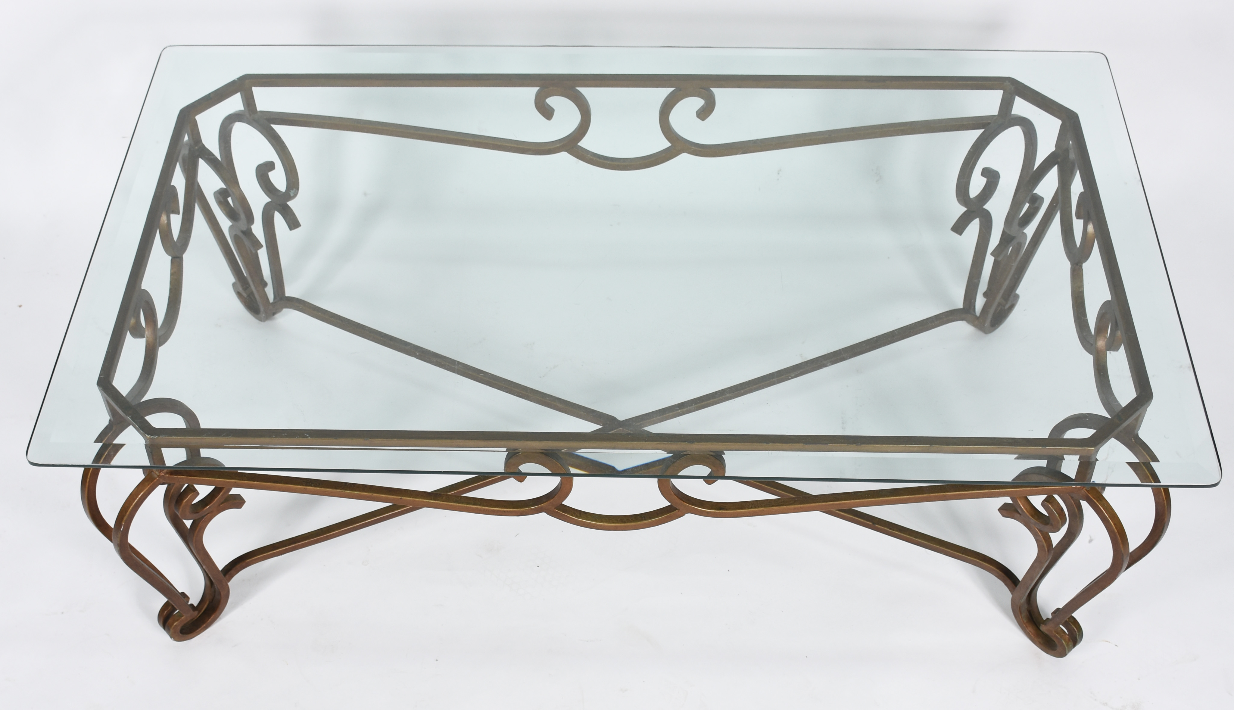 Mesa de centro com base de metal patinado e tampo de cristal bisotado... - foto 2 de 4