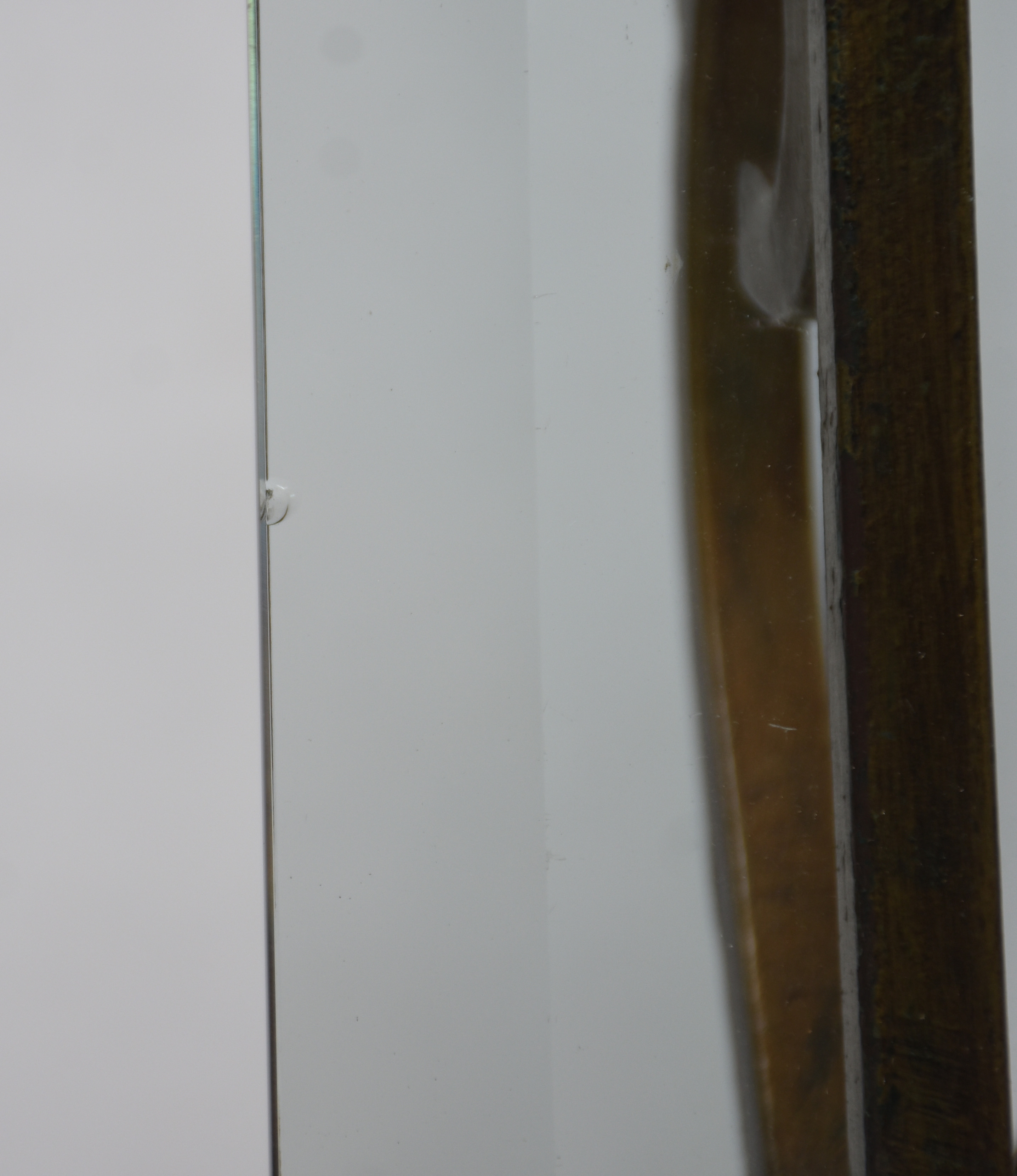Mesa de centro com base de metal patinado e tampo de cristal bisotado... - foto 3 de 4