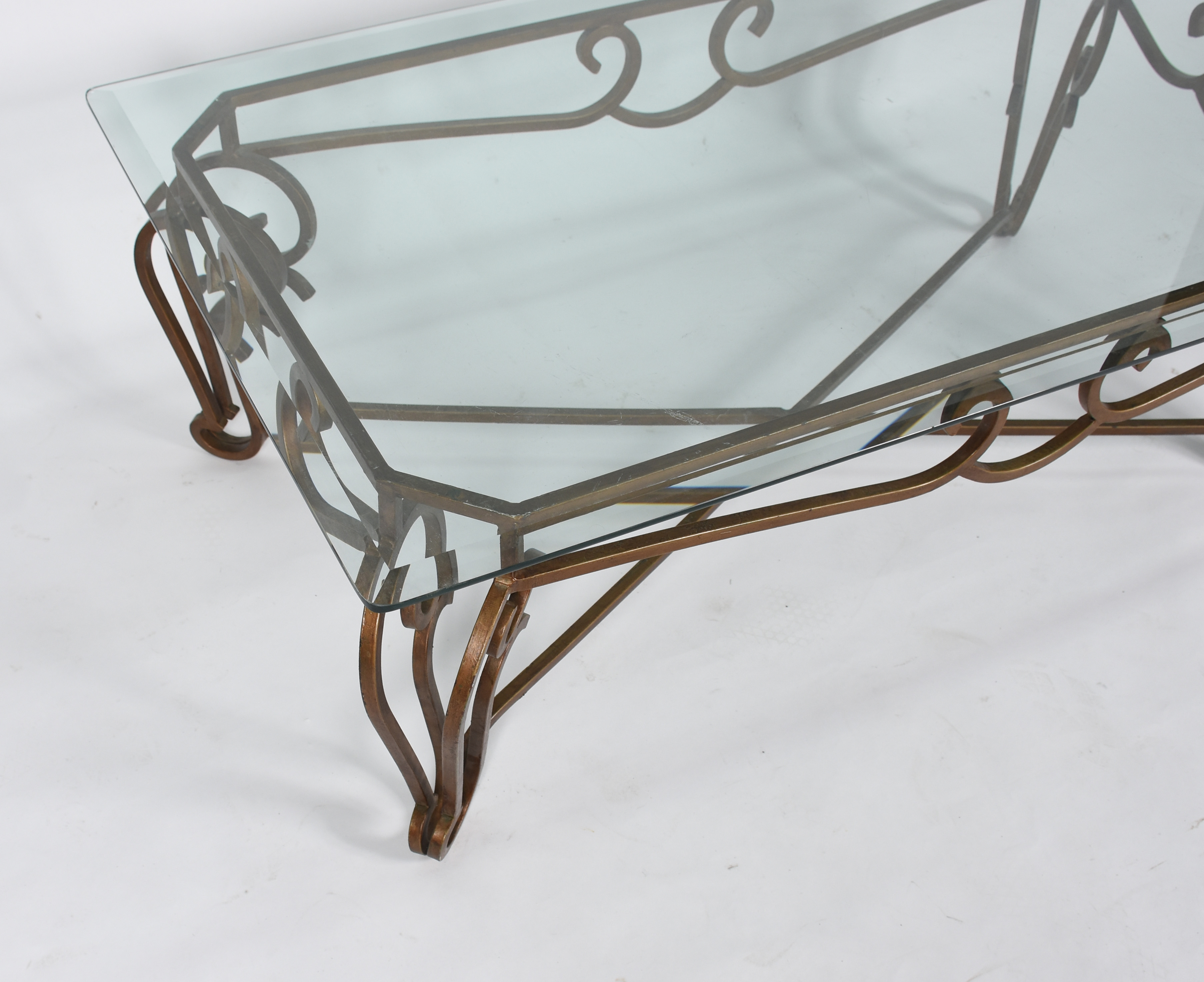 Mesa de centro com base de metal patinado e tampo de cristal bisotado... - foto 4 de 4