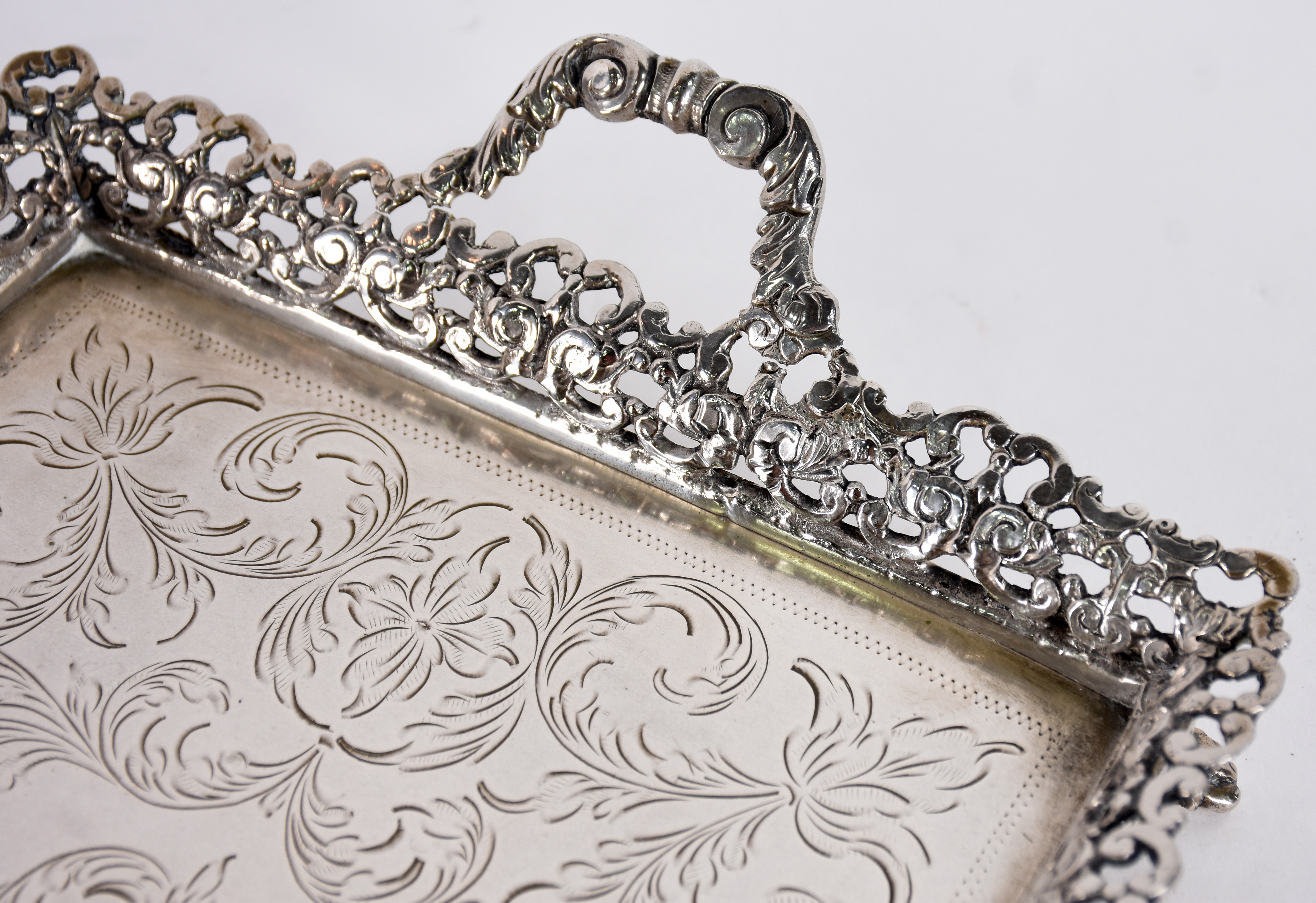 Pequeno tabuleiro de metal prateado, fundo cinzelado, galeria vazada... - foto 6 de 6