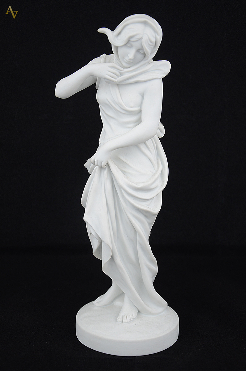 Escultura de biscuit representando figura feminina. Altura 28 cm. - foto 1 de 2