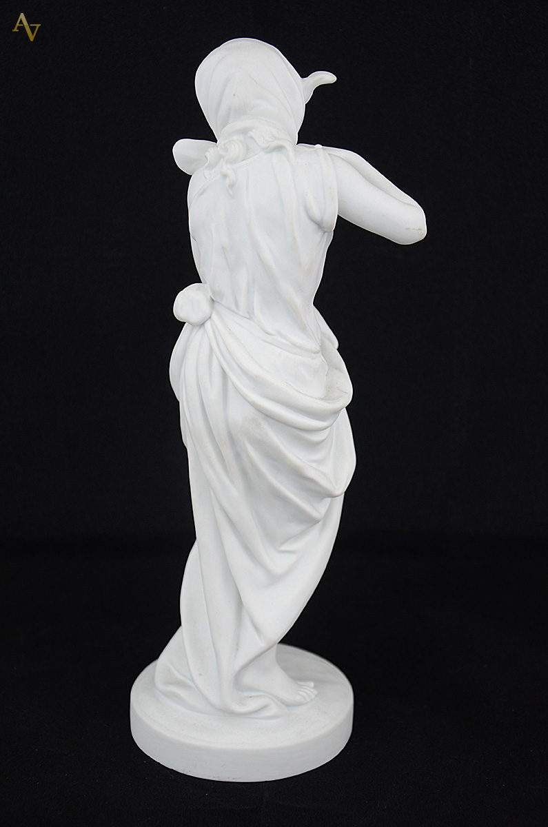 Escultura de biscuit representando figura feminina. Altura 28 cm. - foto 2 de 2