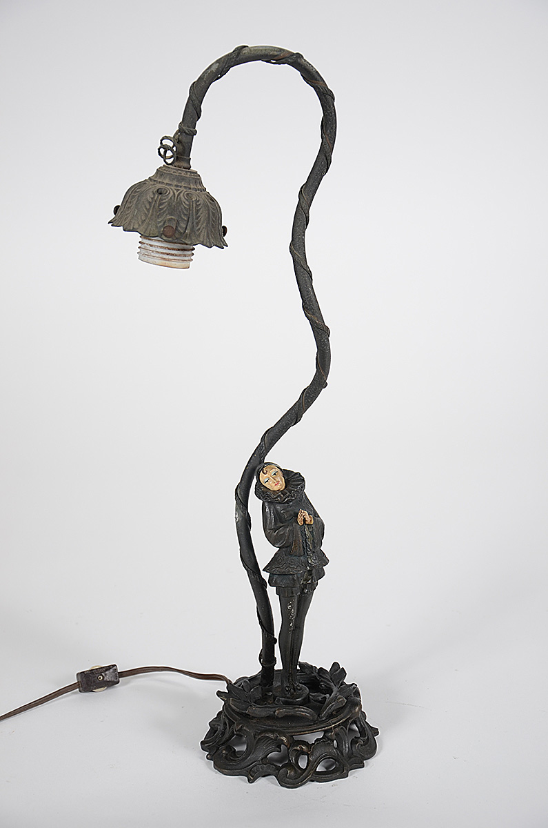 Luminária de petit bronze com figura de colombina (no estado). Altura...