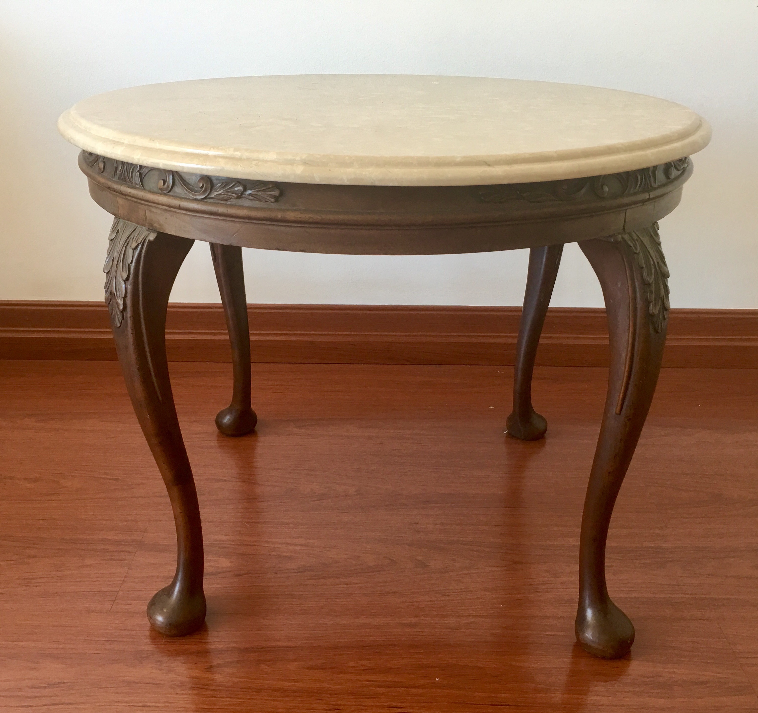 Mesa de madeira nobre feitio redondo, quatro pernas com entalhes... - foto 1 de 4