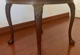 Mesa de madeira nobre feitio redondo, quatro pe... - Mesa de madeira nobre feitio redondo, quatro pernas com entalhes, tampo de mármore. Retirada no apt na Rua das Laranjeiras.