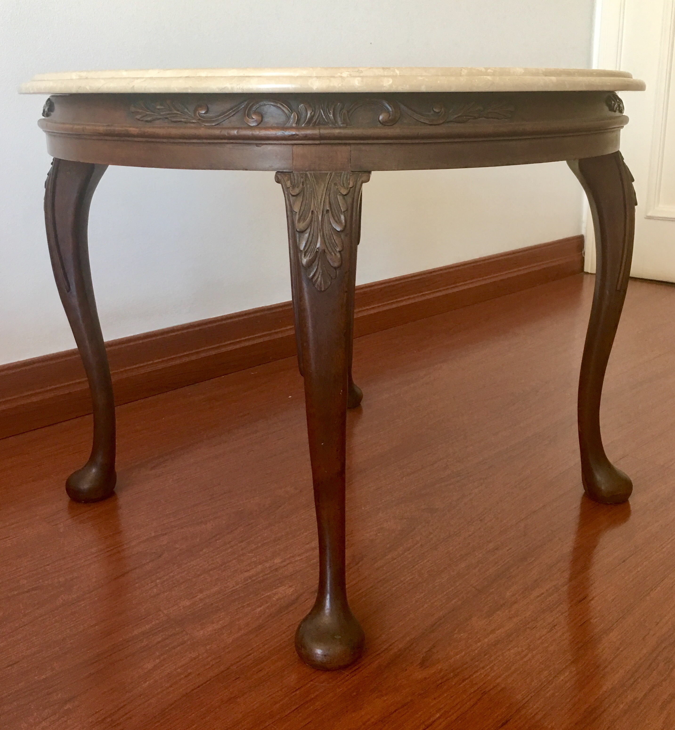 Mesa de madeira nobre feitio redondo, quatro pernas com entalhes... - foto 2 de 4