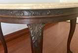Mesa de madeira nobre feitio redondo, quatro pe... - Mesa de madeira nobre feitio redondo, quatro pernas com entalhes, tampo de mármore. Retirada no apt na Rua das Laranjeiras.