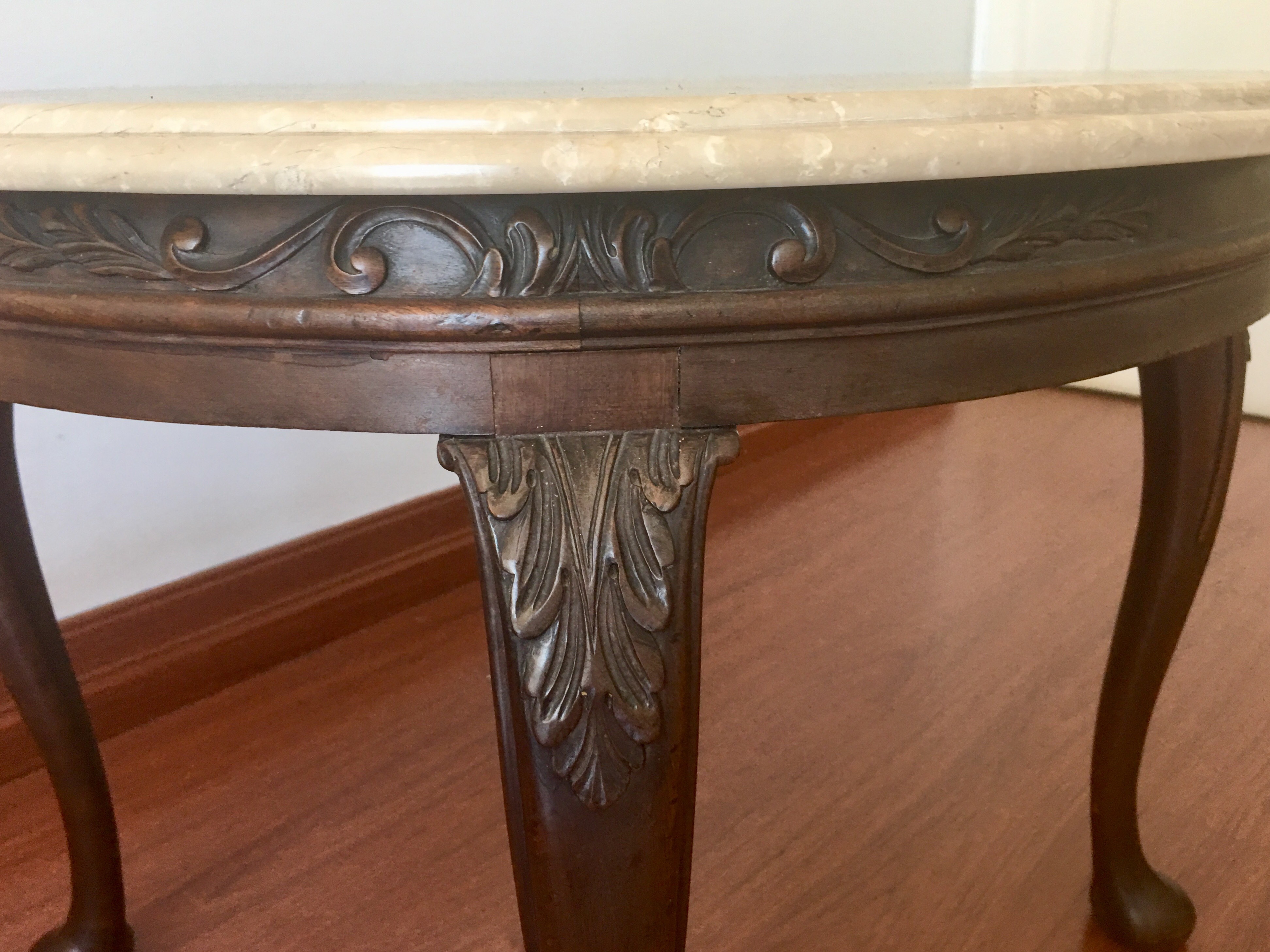 Mesa de madeira nobre feitio redondo, quatro pernas com entalhes... - foto 4 de 4
