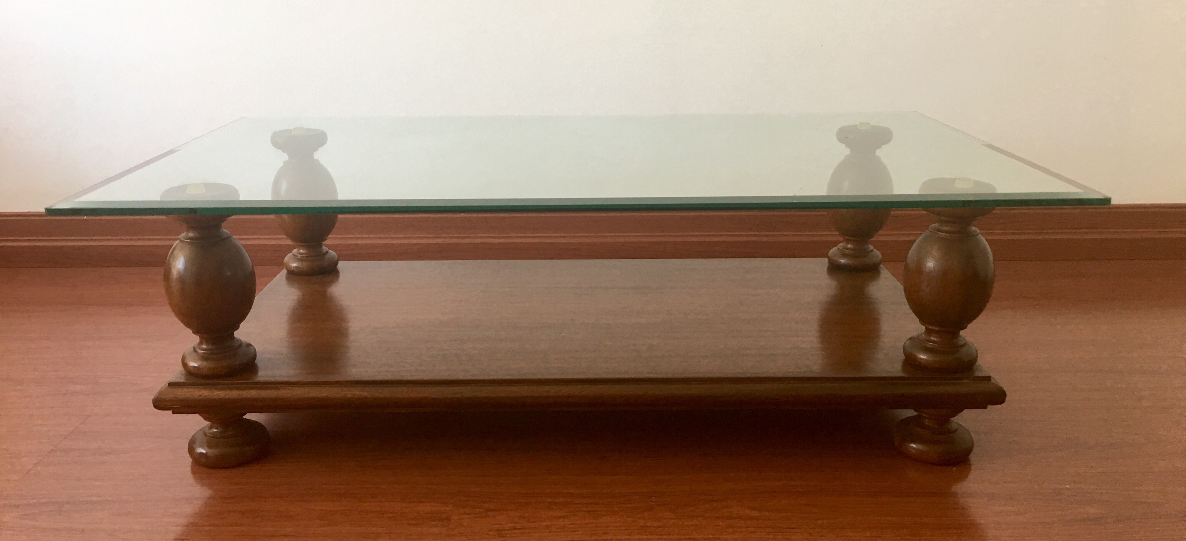 Mesa de centro com base de madeira nobre e tampo de cristal bisotado... - foto 1 de 4