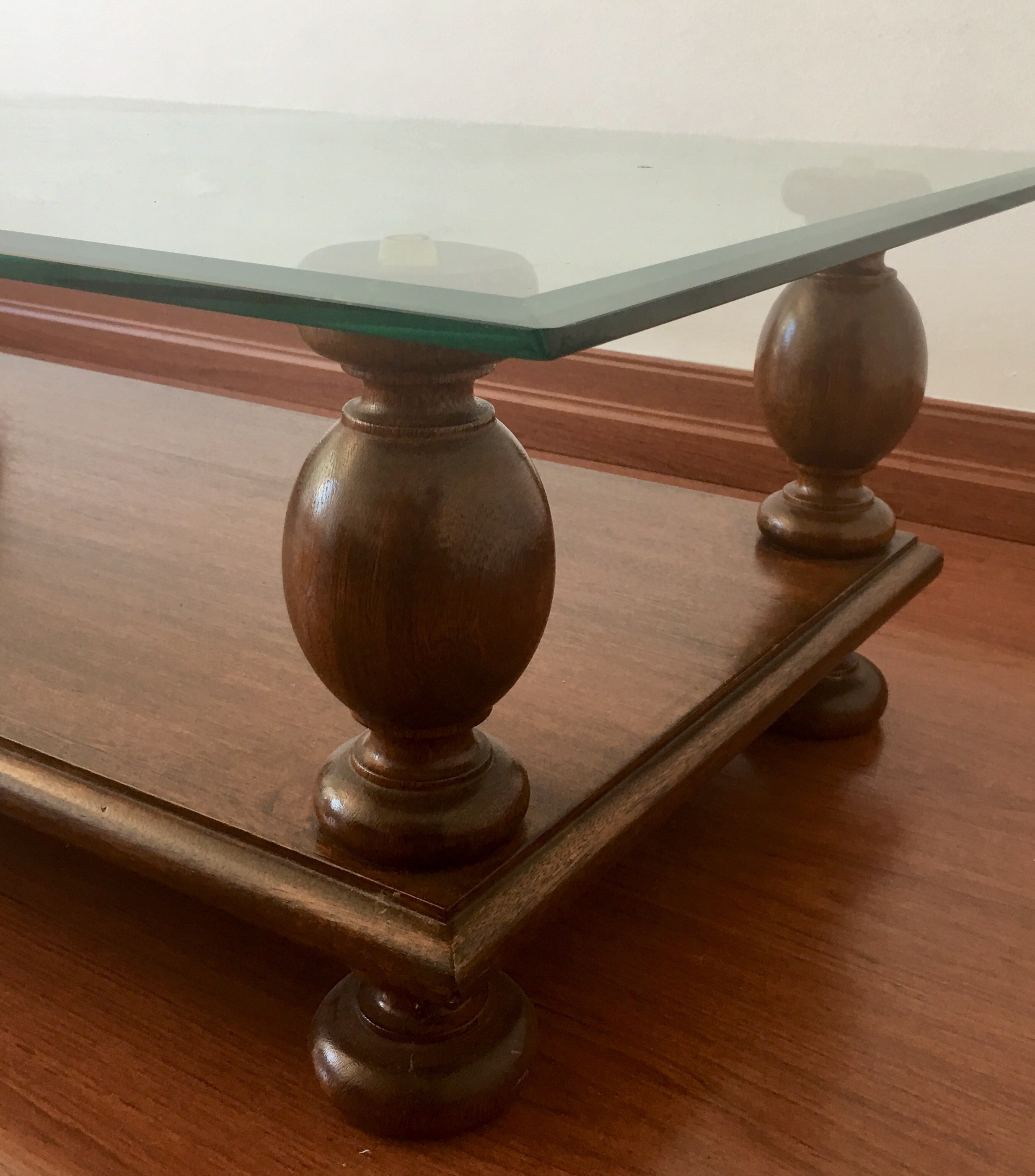 Mesa de centro com base de madeira nobre e tampo de cristal bisotado... - foto 2 de 4