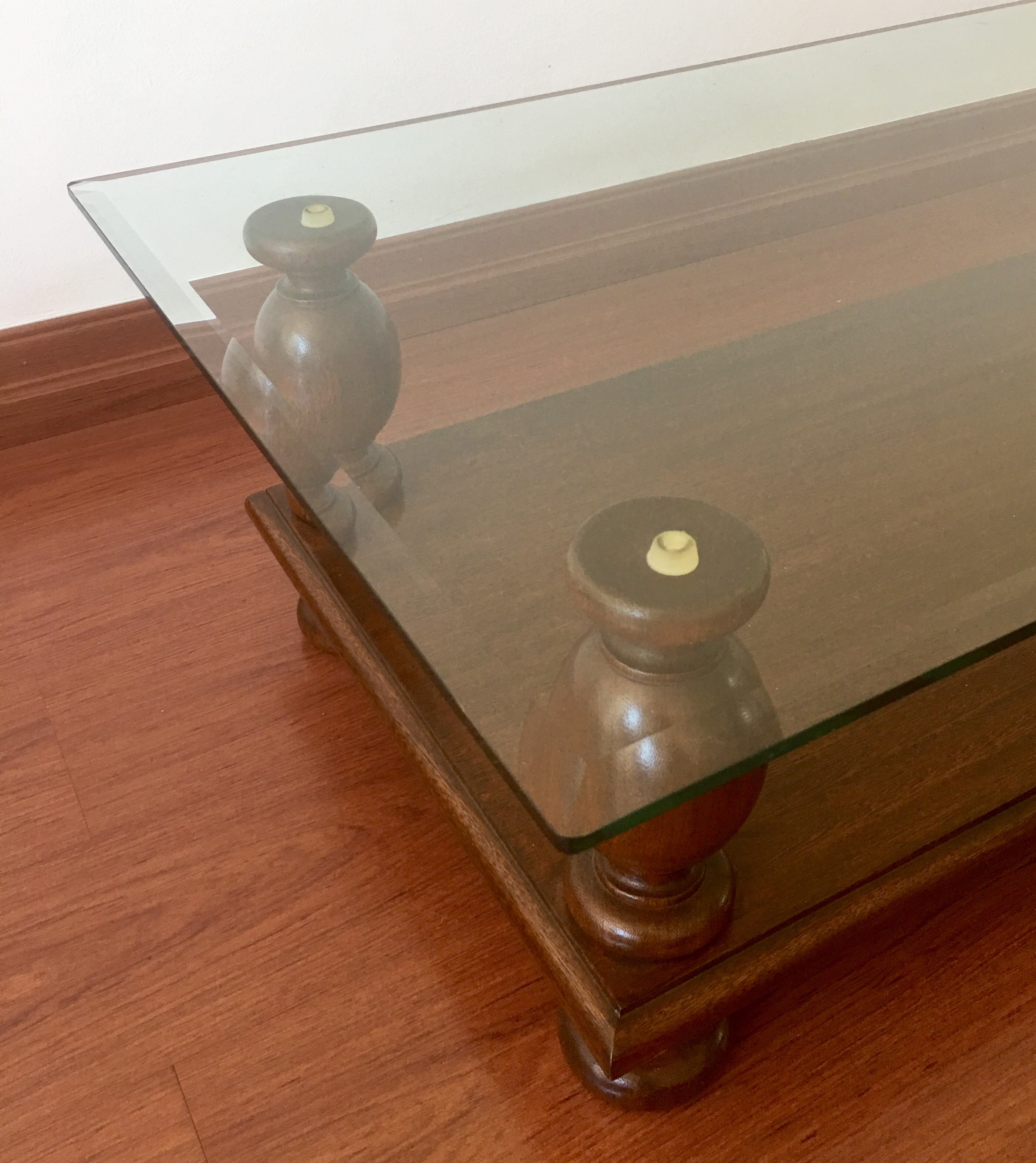 Mesa de centro com base de madeira nobre e tampo de cristal bisotado... - foto 3 de 4