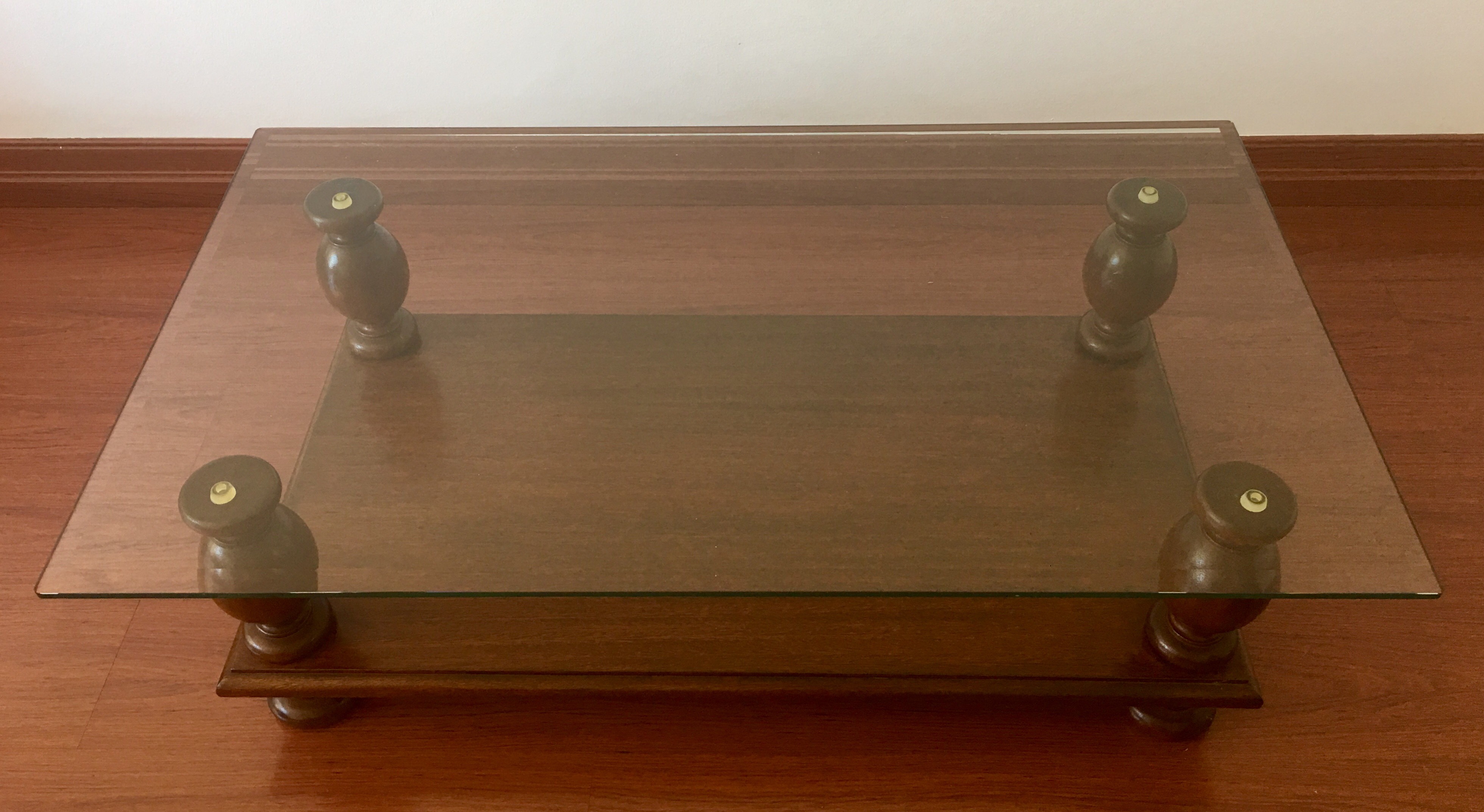 Mesa de centro com base de madeira nobre e tampo de cristal bisotado... - foto 4 de 4