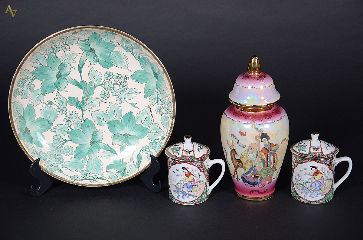Três peças orientais, sendo: jarro de porcelana com tampa (altura 27... - foto 1 de 3