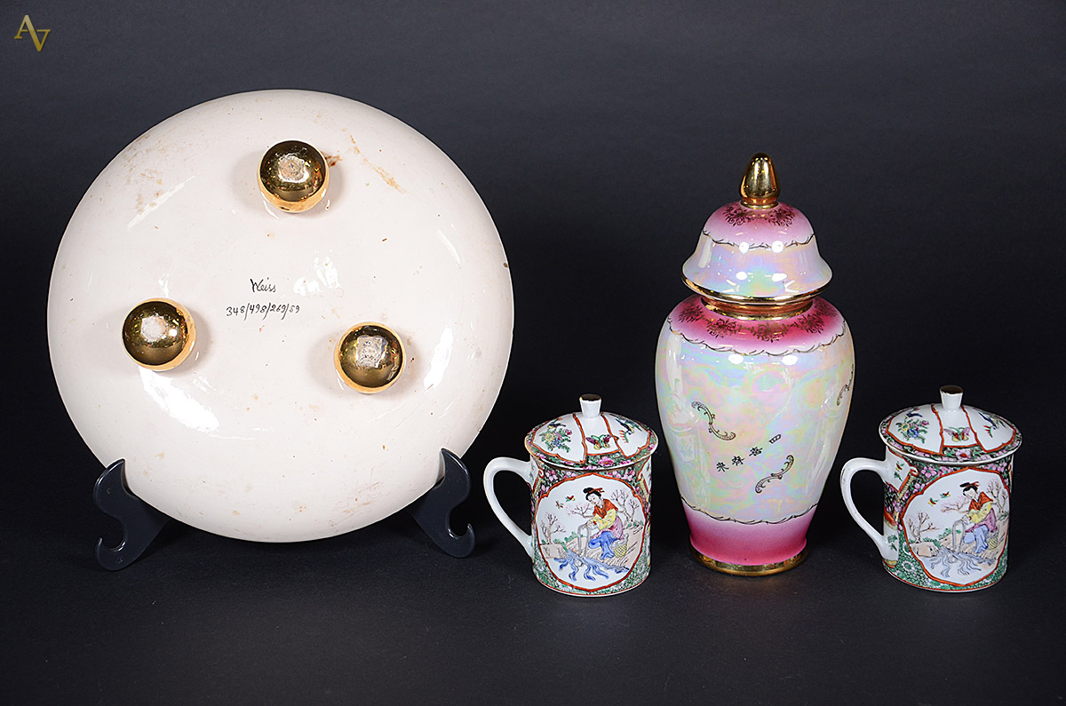 Três peças orientais, sendo: jarro de porcelana com tampa (altura 27... - foto 2 de 3