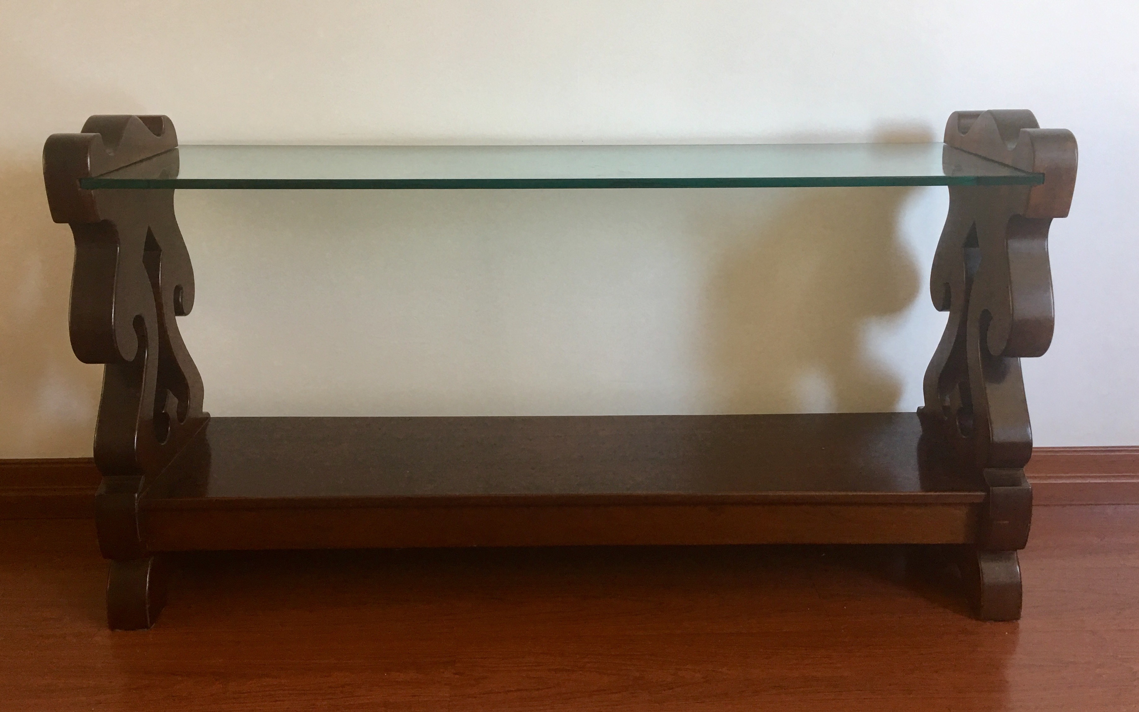 Console de madeira nobre estilo colonial brasileiro com prateleira de... - foto 2 de 4