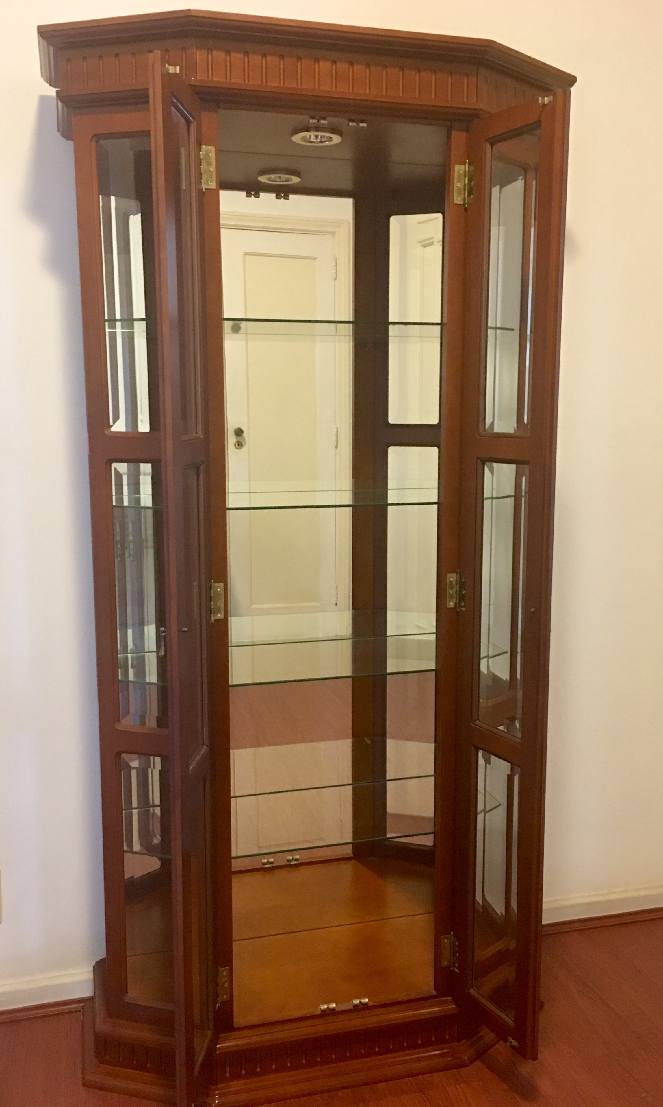 Cristaleira de madeira com 2 portas e vidros bisotados. Retirada no... - foto 2 de 4
