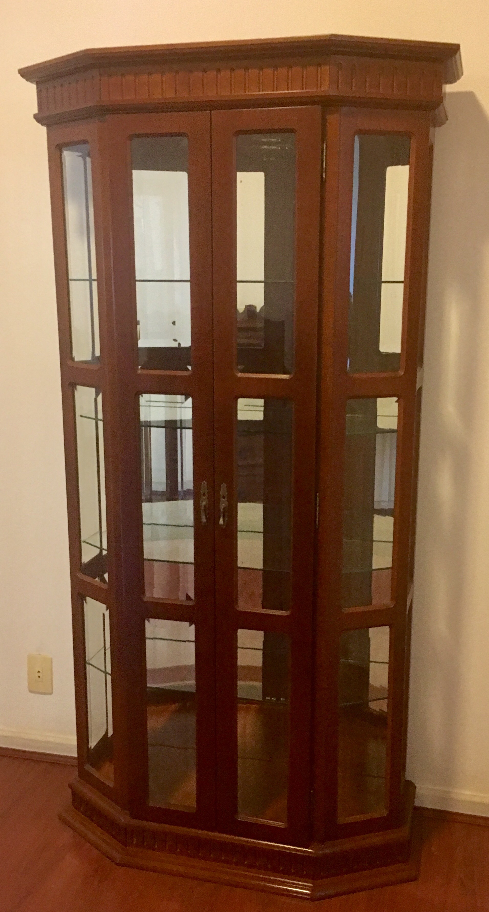 Cristaleira de madeira com 2 portas e vidros bisotados. Retirada no... - foto 3 de 4