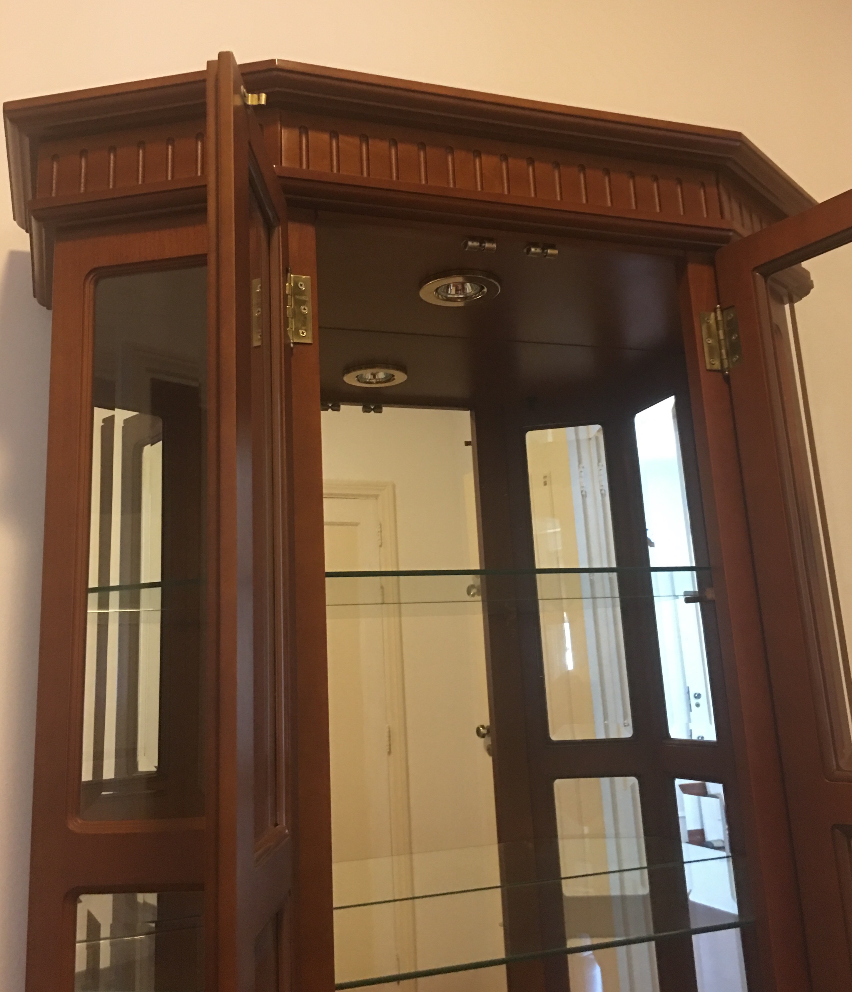 Cristaleira de madeira com 2 portas e vidros bisotados. Retirada no... - foto 4 de 4