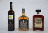 Tres bebidas, sendo: whisky Ballatine's, li... - Tres bebidas, sendo: whisky Ballatine's, licor Amaretto e vinho bordo Calvet.