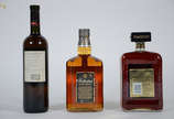 Tres bebidas, sendo: whisky Ballatine's, li... - Tres bebidas, sendo: whisky Ballatine's, licor Amaretto e vinho bordo Calvet.