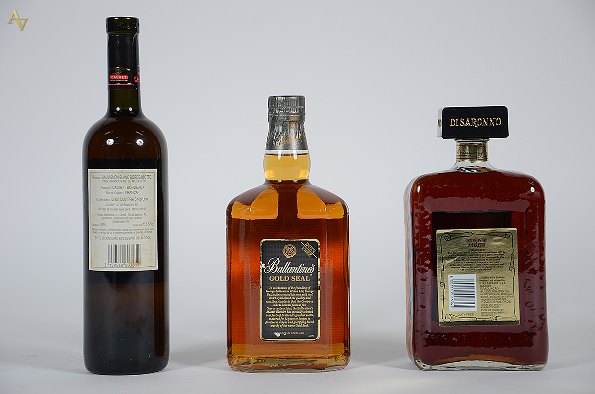 Tres bebidas, sendo: whisky Ballatine's, licor Amaretto e vinho... - foto 2 de 2