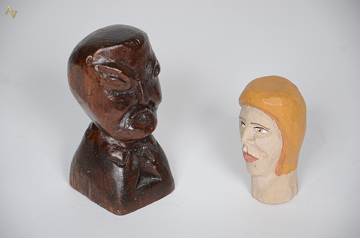 Ex votos - duas peças de madeira. Alturas 10 cm e 14 cm.