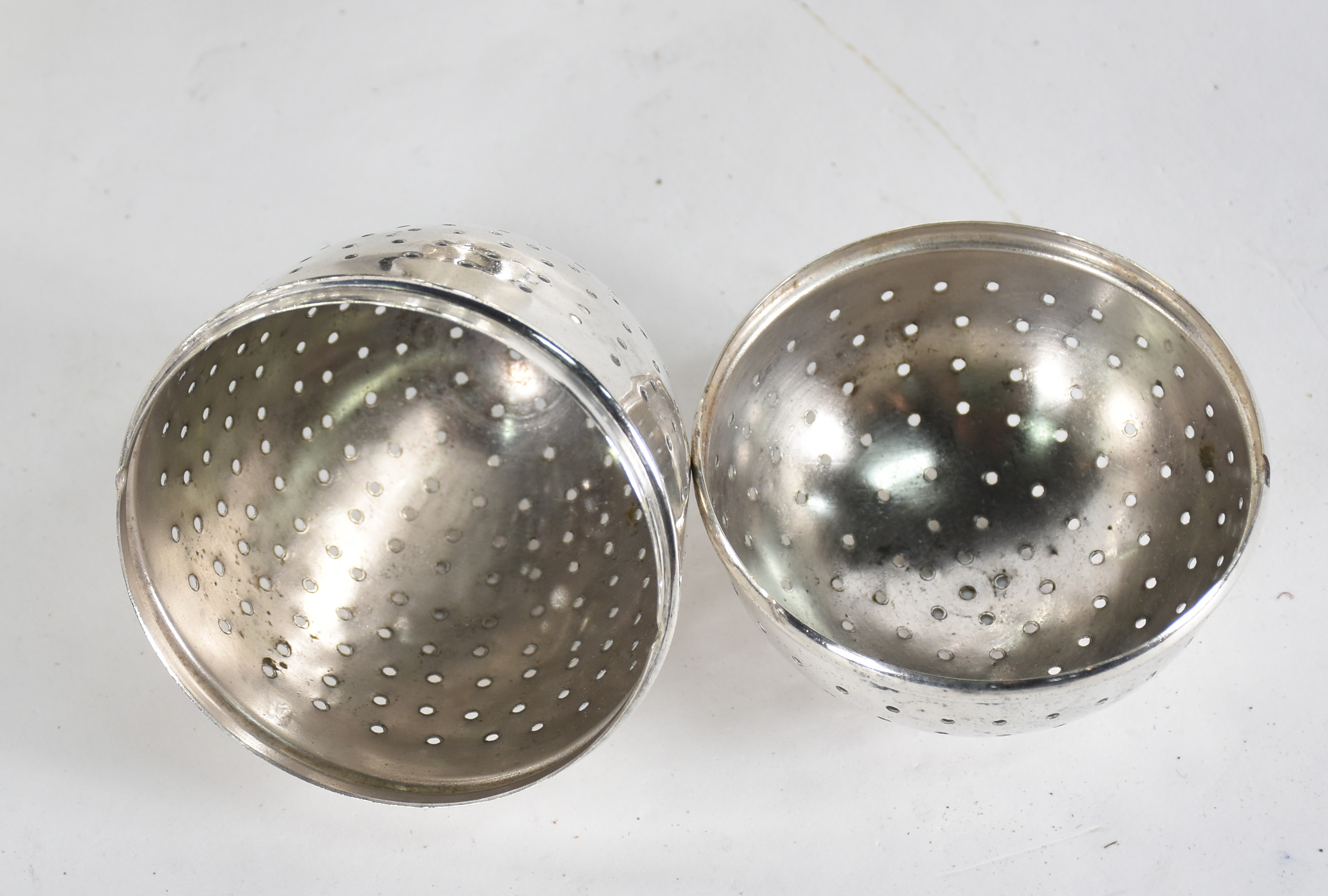 Sete peças diversas de metal prateado, sendo 3 jarras, 1 bandeja... - foto 4 de 8