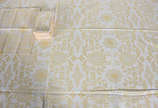 Toalha de mesa na cor amarela adamascada, com 1... - Toalha de mesa na cor amarela adamascada, com 12 guardanapos.